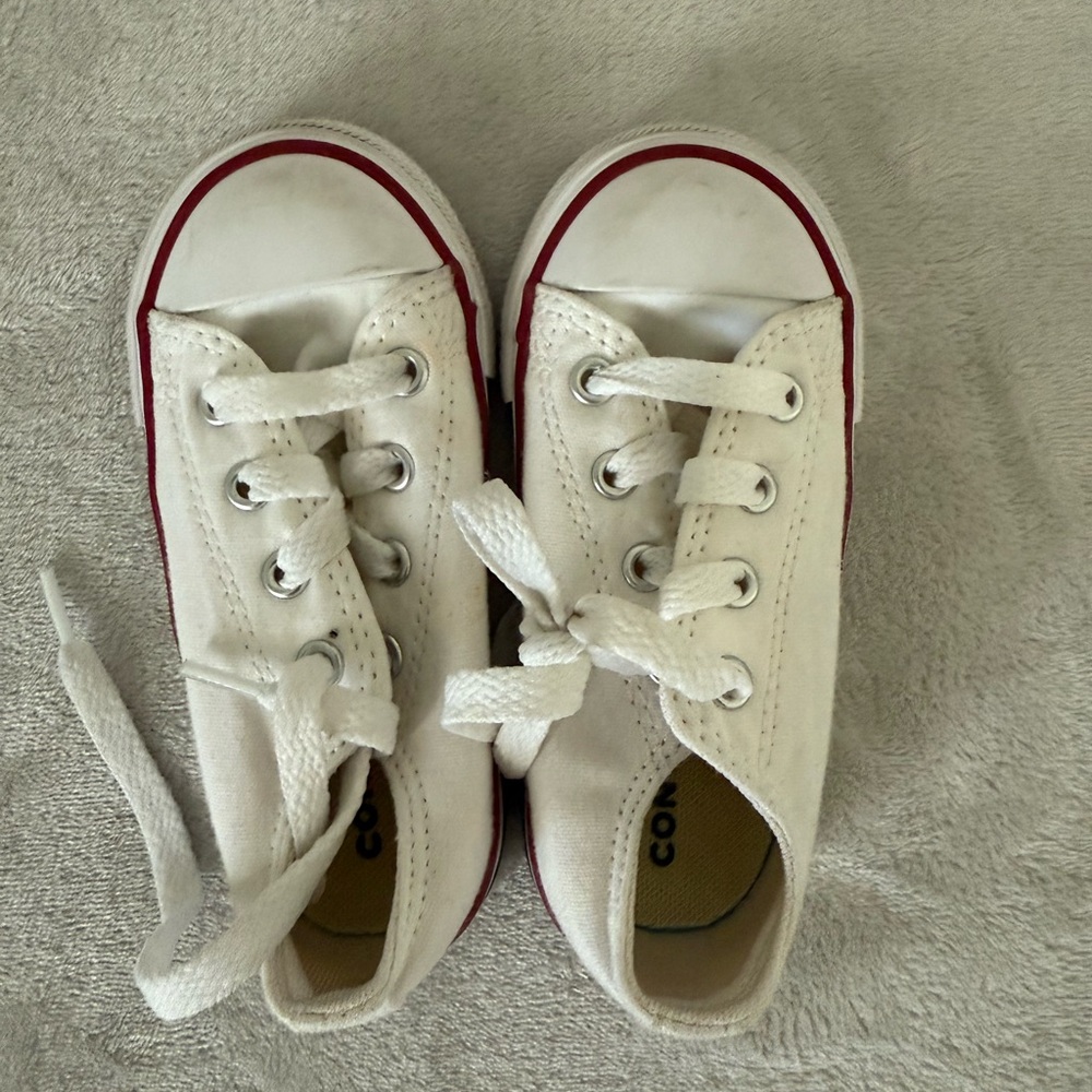 Converse White Canvas Sneakers Classic Low-Top Design